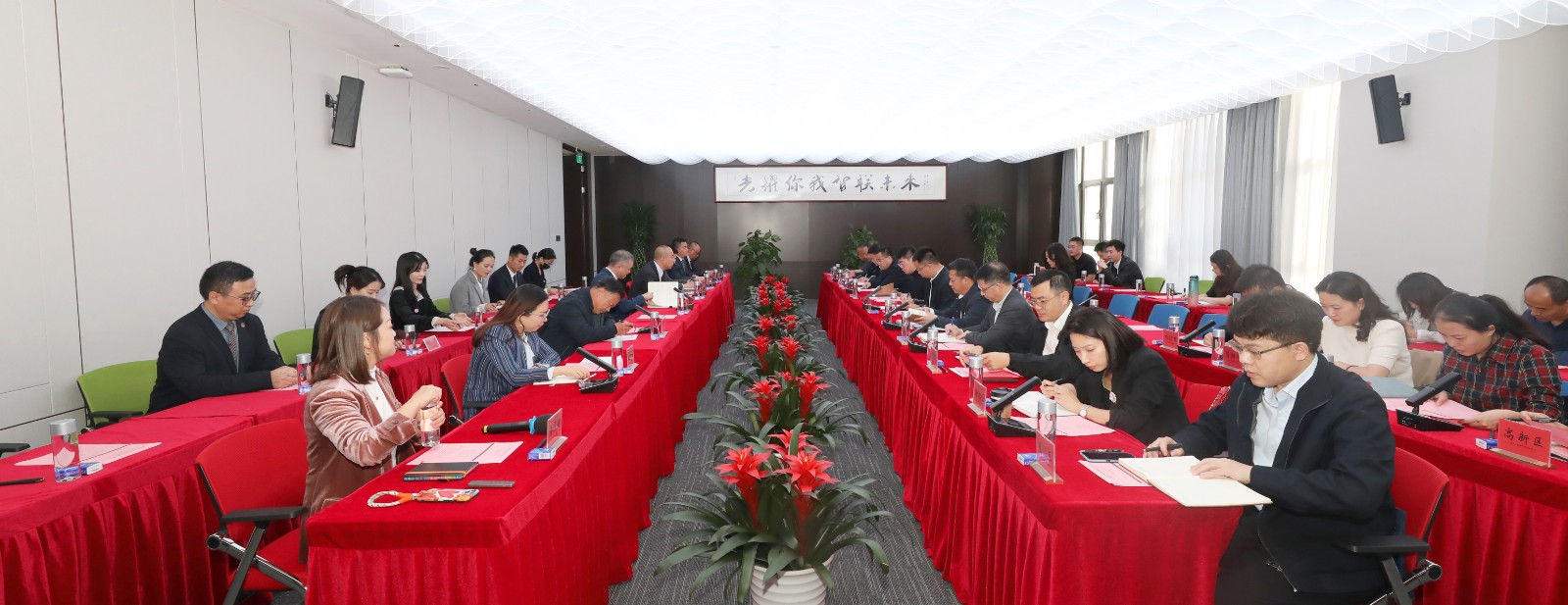 1729158057182642.jpg 【P掉右边穿蓝色衬衫拍照的男士】2O4A1198.jpg